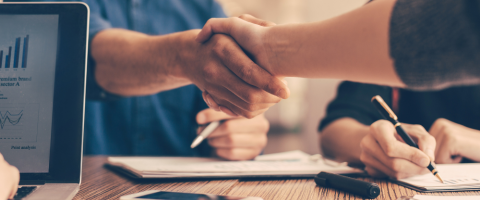 Managed Service Provider shakes hands with a new customer to signify a settled contract.